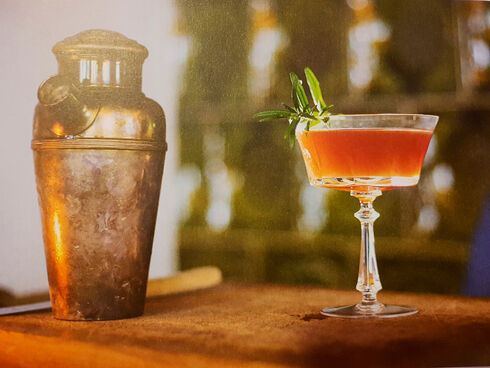 Smokey Smokey mit Sauerkirschlikör, Wermut und Gin