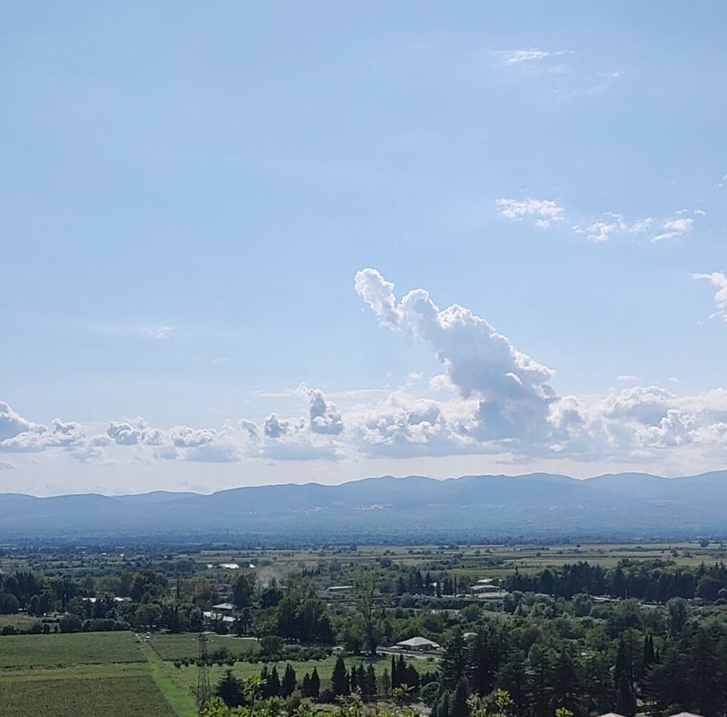 Blick auf Berge mit Wolken: Georgien